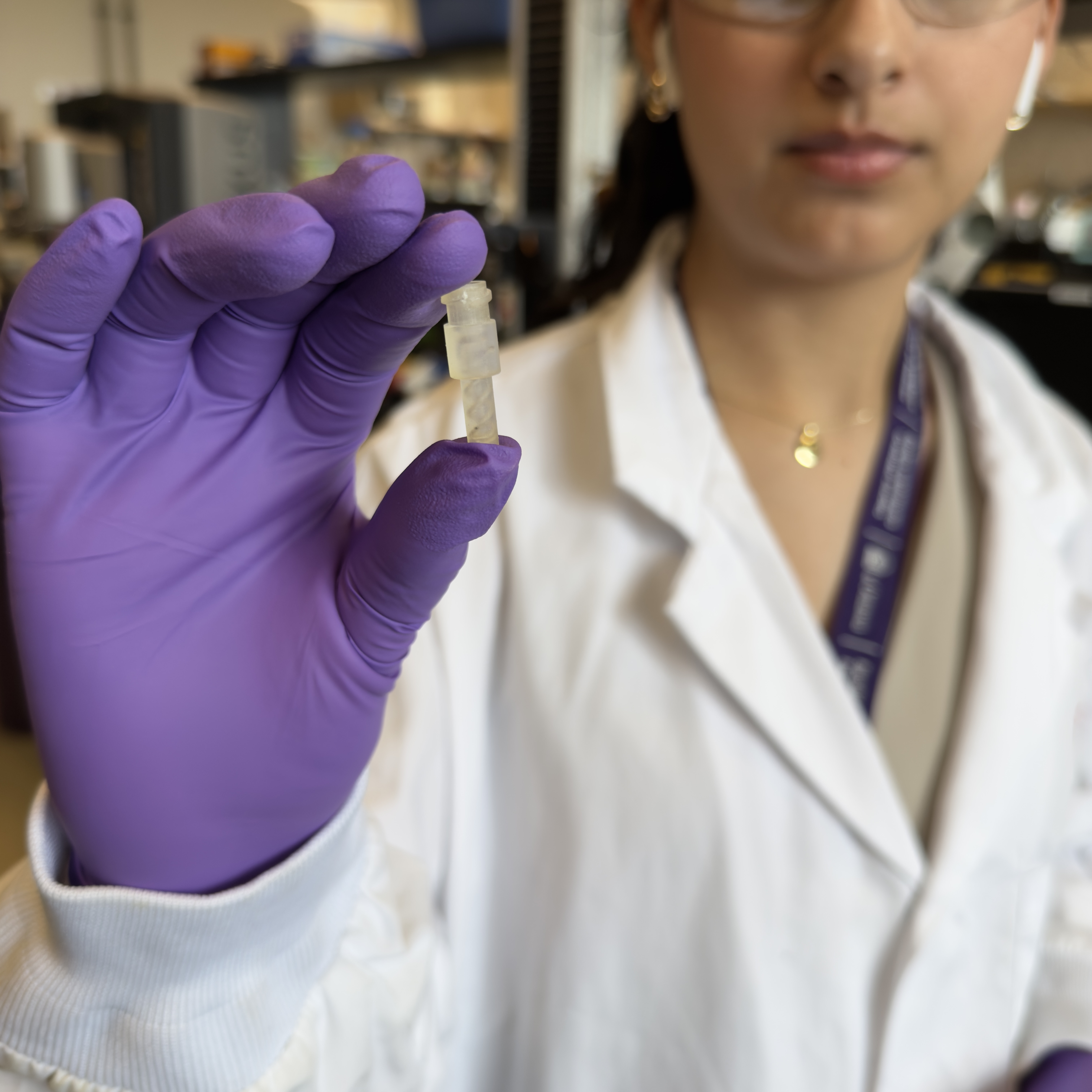 Première auteure de l’étude, Deyanira Hernandez, doctorante en biochimie, tient l’innovation inspirée du churro entre son pouce et son index.