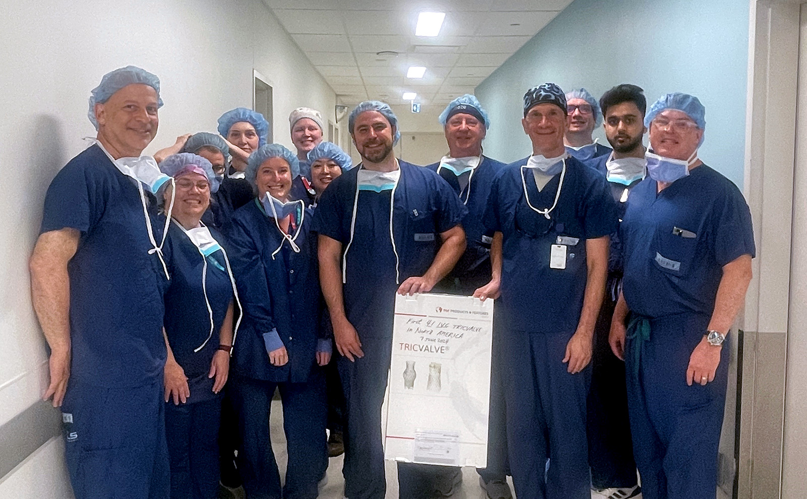 Des membres de l’équipe médicale prennent la pose après avoir réalisé la première implantation percutanée d’un système Tricvalve® de 41 mm en Amérique du Nord.