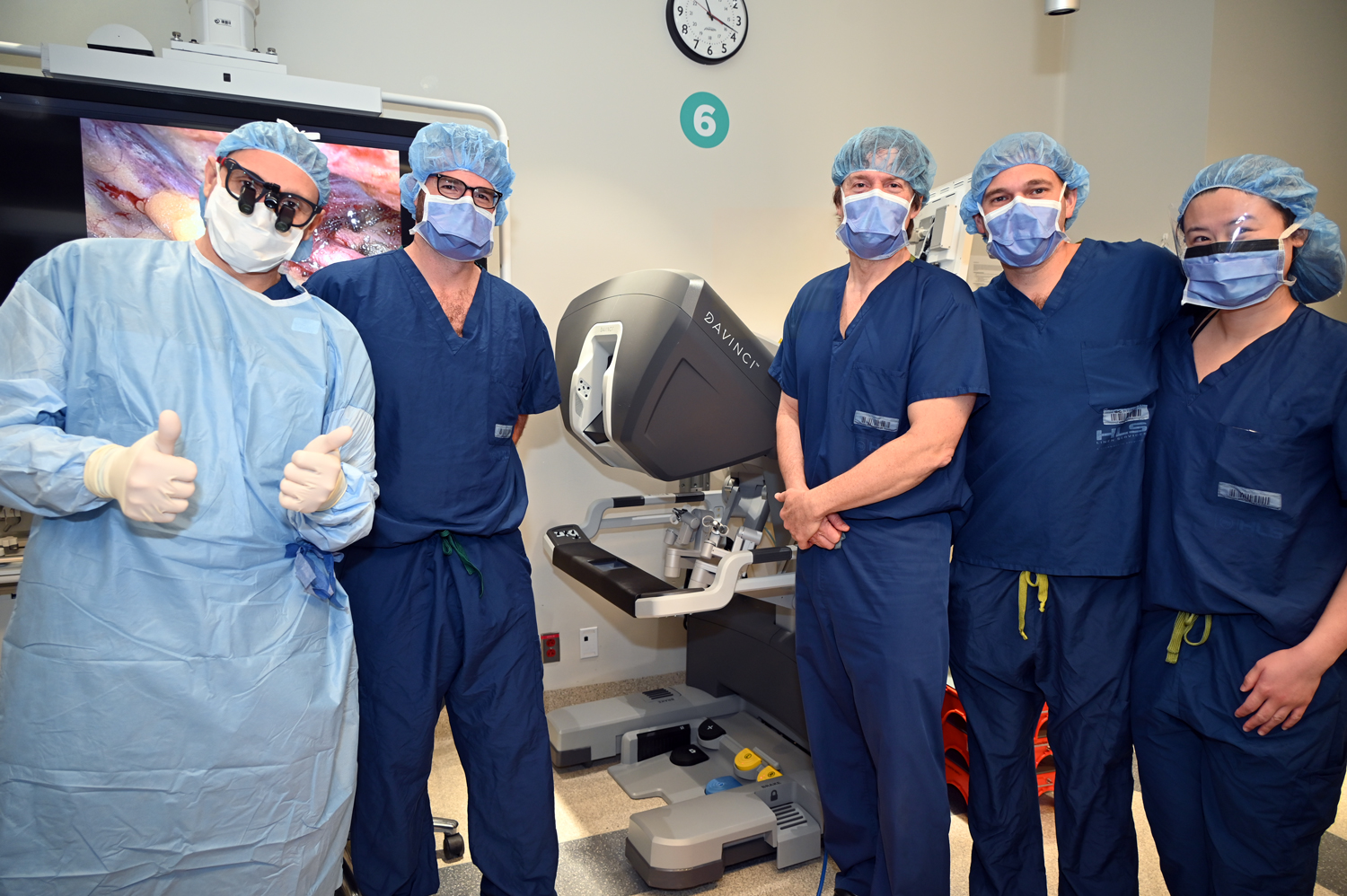 Le Dr Ruel (au centre) se tient aux côtés de stagiaires en chirurgie en visite à l’Institut de cardiologie d’Ottawa.