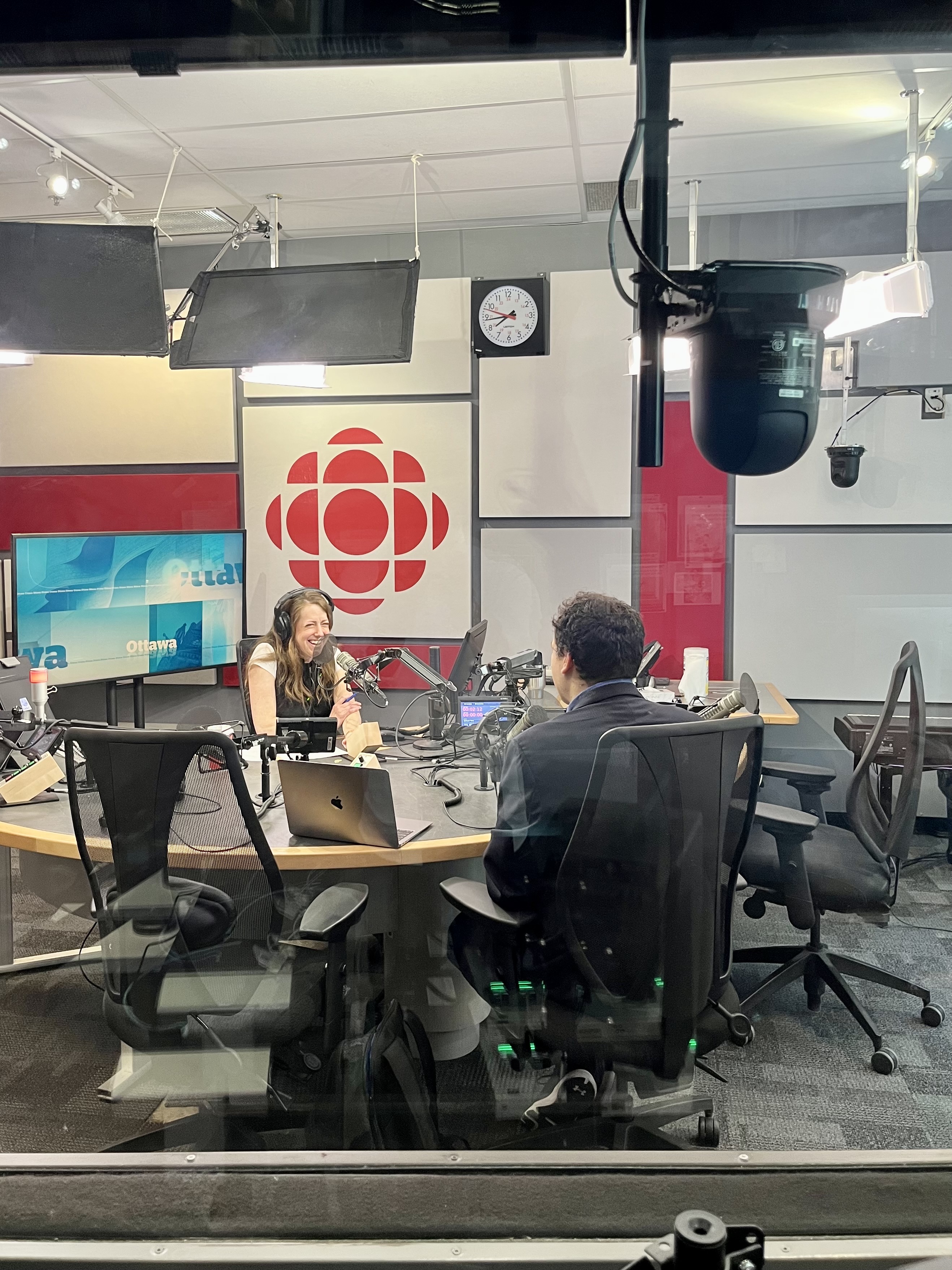 Le chercheur Marcelo Muñoz en entrevue avec Rebecca Zandbergen, animatrice de CBC Radio Ottawa Morning