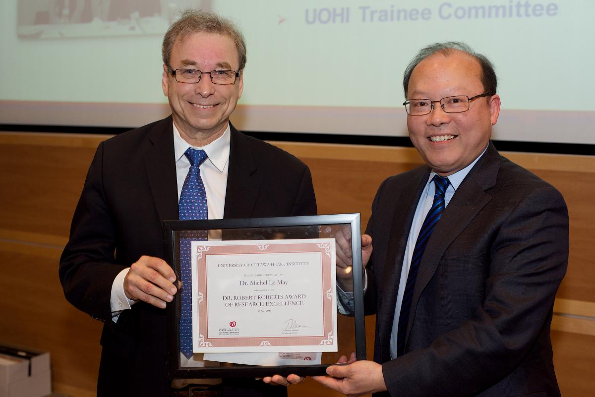 Le Dr Michel Le May (à gauche) reçoit le prix Robert Roberts à la Journée de la recherche du Dr Peter Liu, Directeur scientifique à l’ICUO