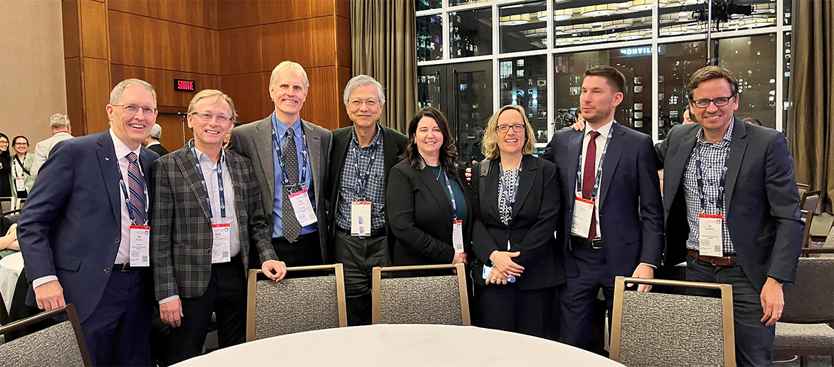 Le Dr Ian Burwash (troisième à partir de la gauche) en compagnie de délégués au Congrès canadien sur la santé cardiovasculaire dans le cadre de Vasculaire 2023 à Montréal.