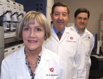 Des membres de l’équipe de recherche de l’ICUO : la Dre Ruth McPherson, le Dr Robert Roberts et Alexandre Stewart, Ph. D.