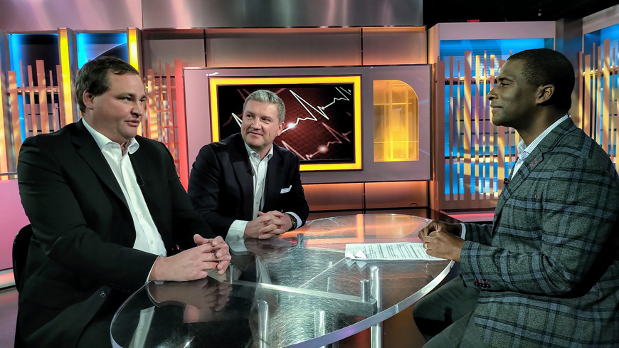 Les Drs Graham Cook et Calum Redpath avec Adrian Harewood, journaliste à la CBC.