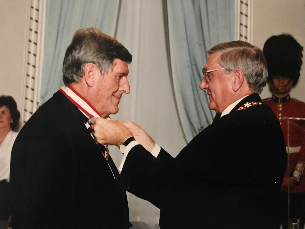 Le Dr Earl Wynands recevant l’Ordre du Canada du gouverneur général Roméo LeBlanc en 1998.