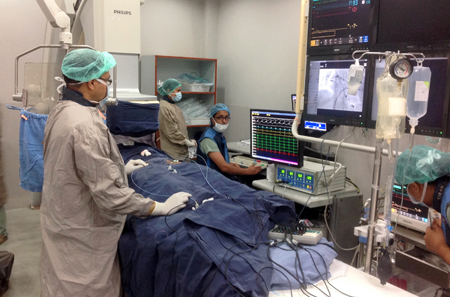 Dans le laboratoire d’électrophysiologie du Sahid Gangalal National Heart Centre à Katmandou, le Dr Roshan Raut et son équipe pratiquent une ablation cardiaque.