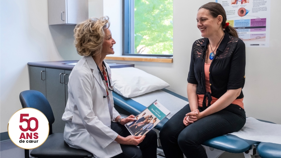 La Dre Jodi Heshka, directrice de la Clinique de santé cardiaque des femmes, présente le Guide sur la santé cardiaque des femmes, une nouvelle ressource visant à aider les femmes à mieux comprendre leur santé cardiovasculaire, dans une salle d’examen de l’Institut de cardiologie de l’Université d’Ottawa.