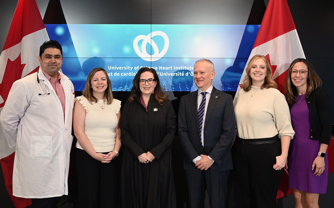 Hassan Mir, M.D., Katey Rayner, Ph.D., l'honorable Ya'ara Saks, Manuel Arango, Emilie Serano et Kerri-Anne Mullen, Ph.D.