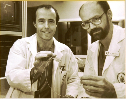 Le Dr Lyall Higginson (à gauche) en compagnie du directeur du laboratoire de cathétérisme de l’ICUO, le Dr Brian Morton. Les deux cardiologues ont travaillé ensemble sur l’angioplastie coronarienne au laser excimère à l’ICUO vers la fin des années 1980.