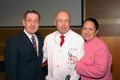 Le Dr Robert Roberts (à gauche), PDG de l’ICUO à l’époque, le Dr Lyall Higginson (au centre) et son épouse Heather.