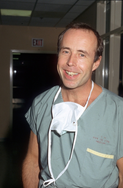 Photo du jeune Dr Lyall Higginson au laboratoire de cathétérisme de l’ICUO.
