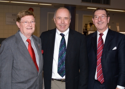Photo du Dr Lyall Higginson (au centre). Il est en compagnie du Dr Wilbert J. Keon (à gauche), fondateur de l’ICUO, et du Dr Robert Roberts (à droite). La photo a été prise lors d’un événement en l’honneur du Dr Higginson en 2007. L’année suivante, le Dr Higginson a quitté l’ICUO pour occuper le poste de chef de la cardiologie à Island Health (régie de la santé de l’île de Vancouver), rôle qu’il a occupé de 2008 à 2011, avant de revenir à l’ICUO.