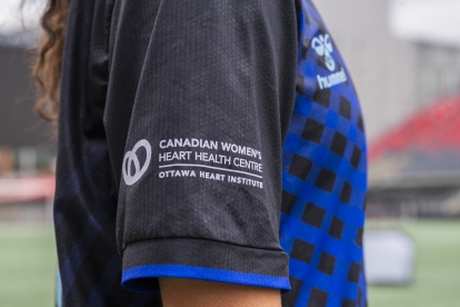 Le nom du Centre canadien de santé cardiaque pour les femmes ornera la manche du chandail du CF Rapide Ottawa pour la saison 2025. Photo : Benjamin Madore.