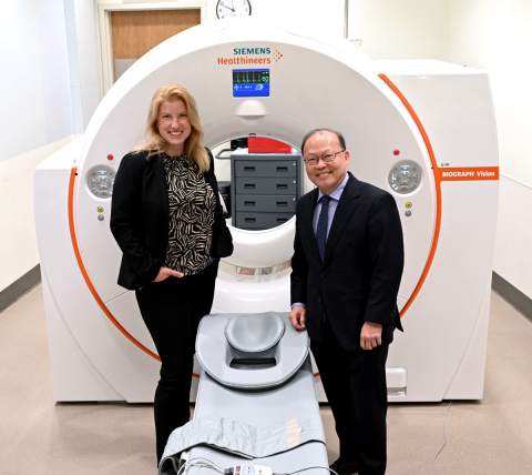 La chercheuse Jodi Edwards (à gauche) et le Dr Peter Liu à l'Institut de cardiologie de l'Université d'Ottawa devant un appareil de TEP/TDM, un important outil d’imagerie pour diagnostiquer les maladies du cerveau et du cœur.
