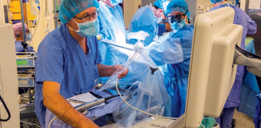 Le chirurgien et son assistant regardent les images échocardiographiques acquises en temps réel