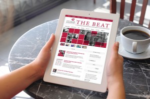 Une tablette qui affiche un site Web devant une table à café